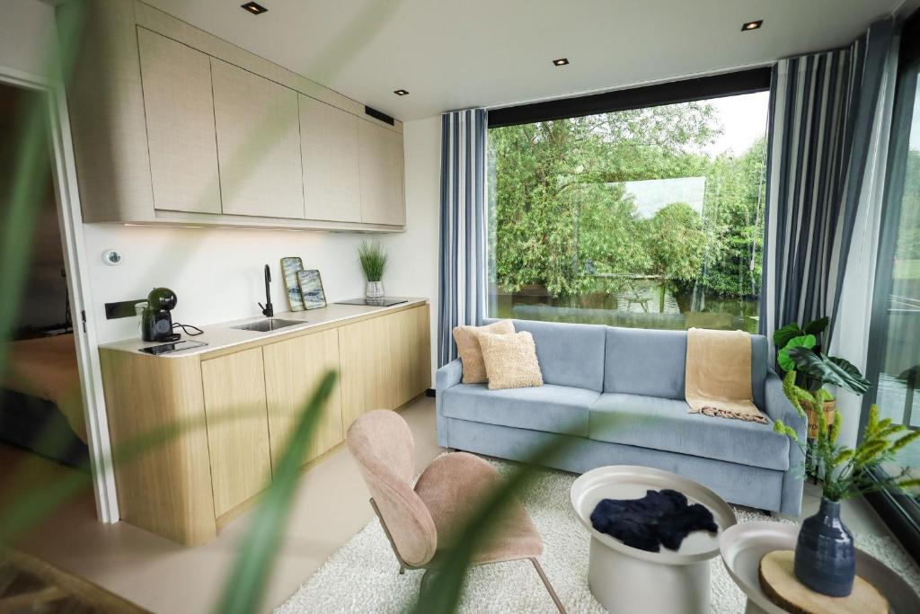 Revolution Houseboat photo 3