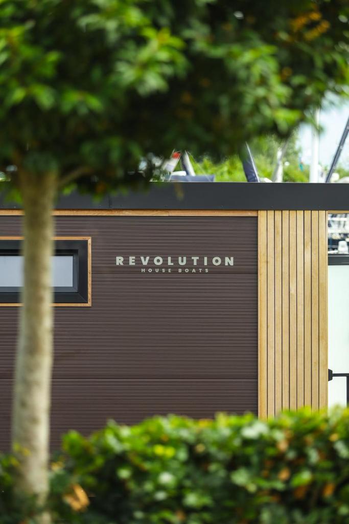 Revolution Houseboat photo 4