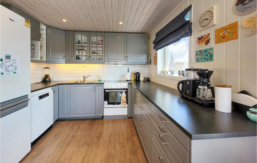 Nice Home In Bremnes With 5 Bedrooms photo 1