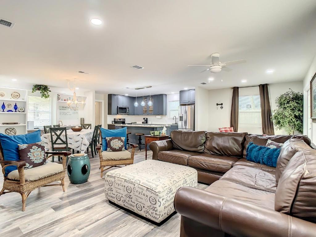 Close to Everything! Family & Pet Friendly Home - By the Park! photo 3