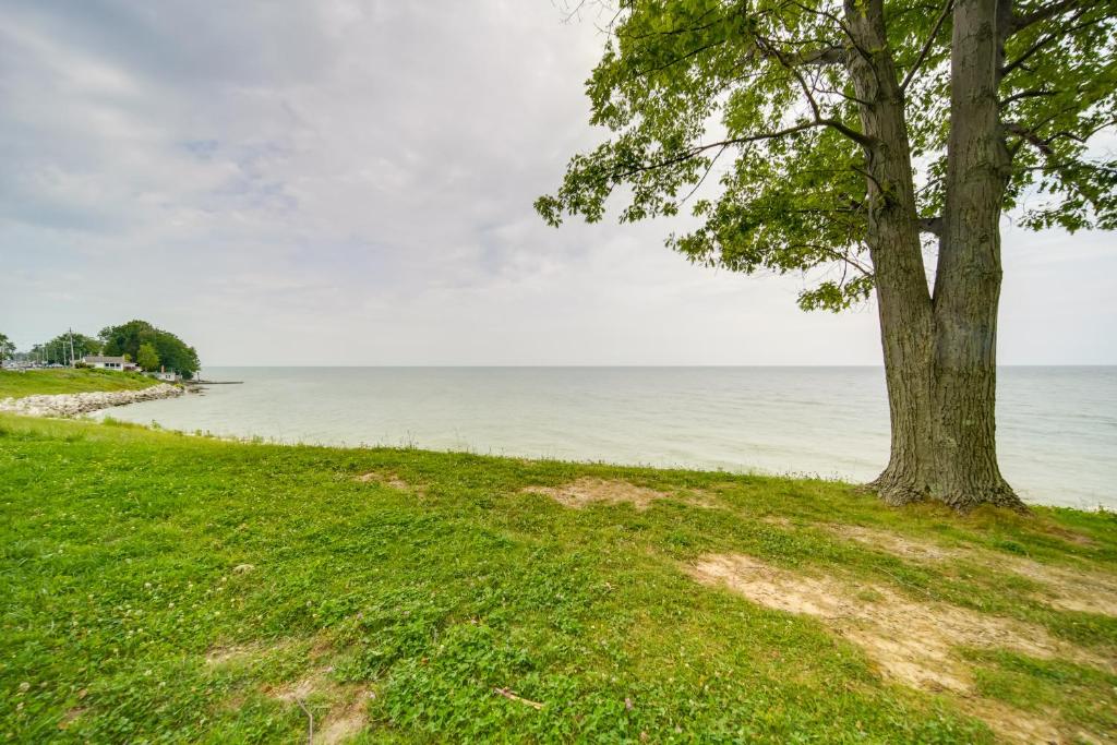 Pet-Friendly Lake Erie Cottage - Walk to the Water photo 1