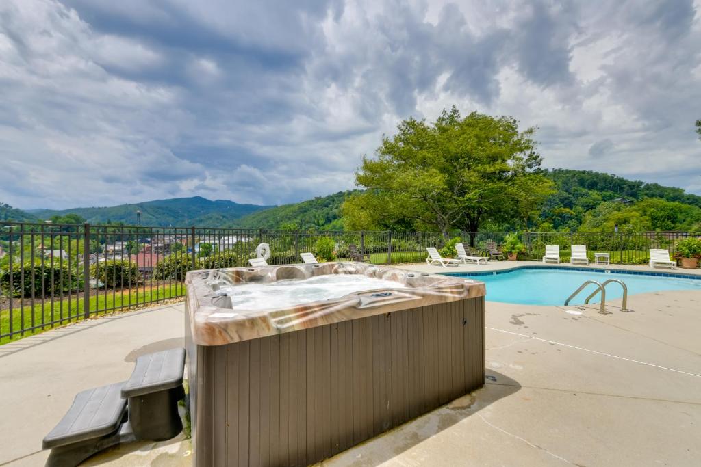 Downtown Gatlinburg Studio with Community Pool!