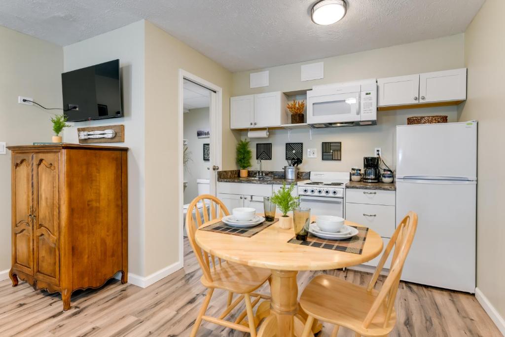 Downtown Gatlinburg Studio with Community Pool! photo 2