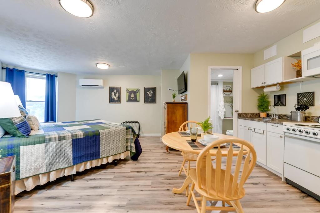 Downtown Gatlinburg Studio with Community Pool! photo 3