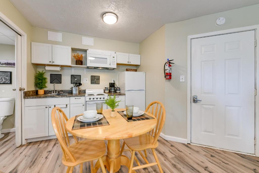 Downtown Gatlinburg Studio with Community Pool! photo 4
