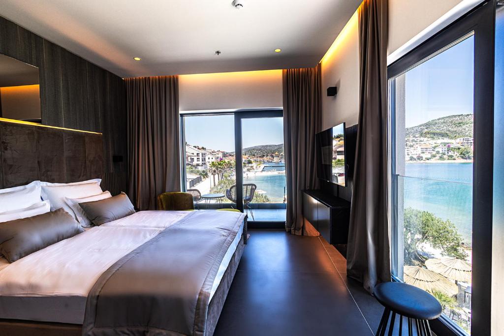 Marinus Beach Hotel - Tap to explore photos