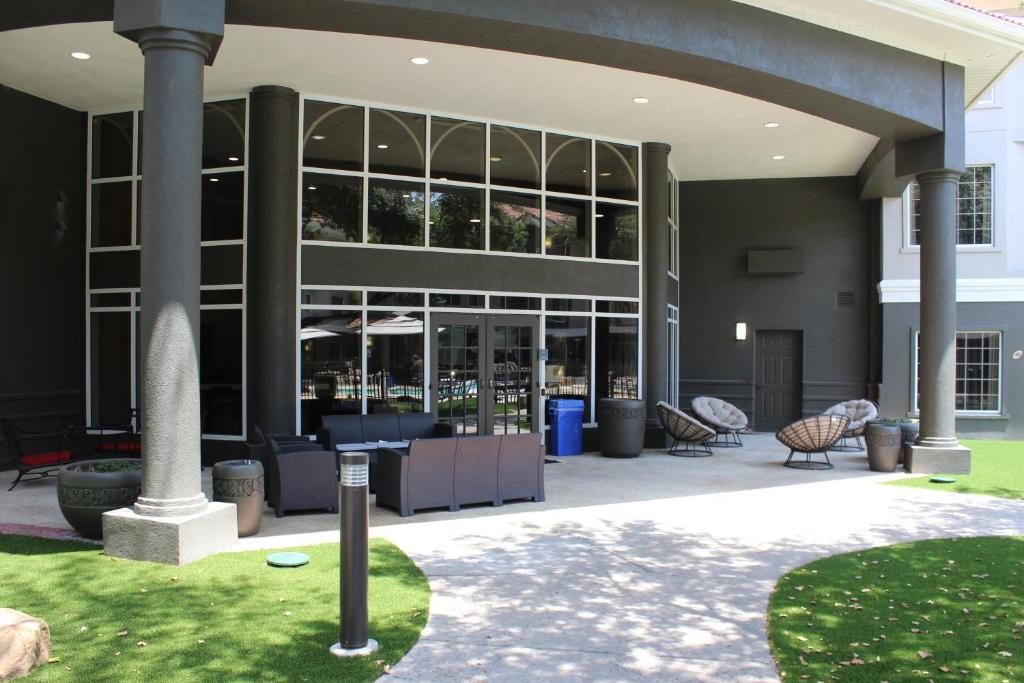 La Quinta by Wyndham Dallas - Addison Galleria photo 2