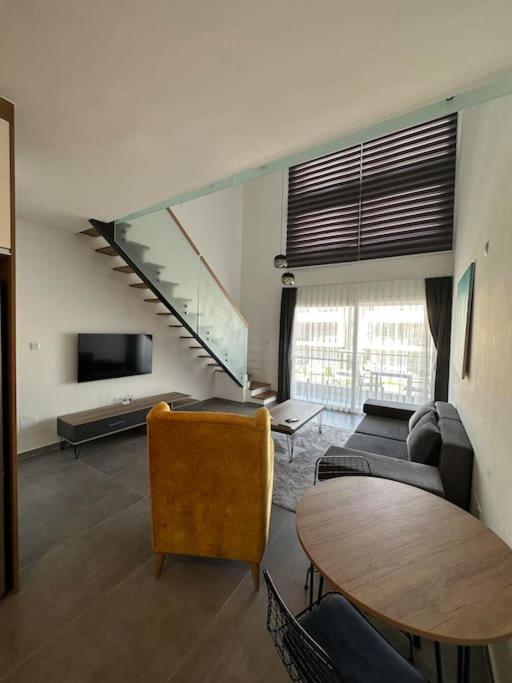 İskelede denize sıfır havuzlu sitede Loft 1+1 photo 3