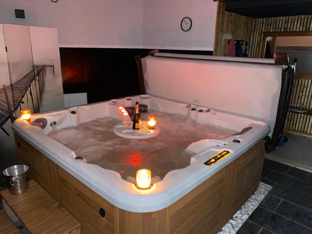 La Villa Audren Love Room Jacuzzi photo 3