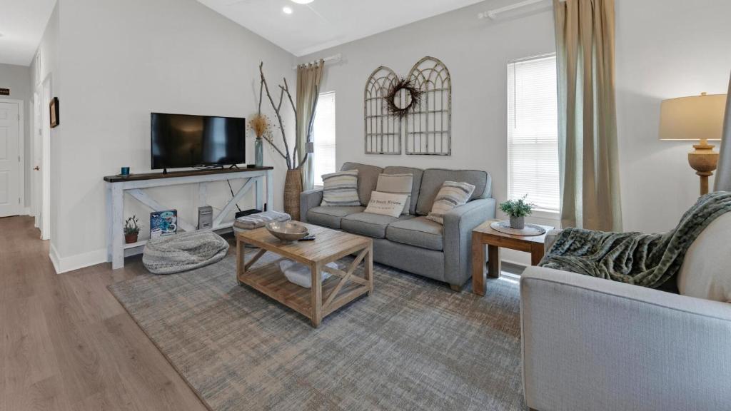 KK's Beach House - Newly remodeled, close to Seaside, easy walk to beach image