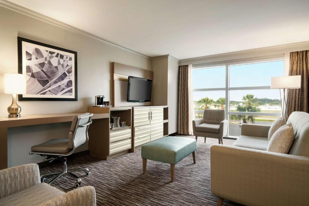 Hilton Melbourne, FL Room Type - 1 KING BED JUNIOR SUITE NON SMOKING