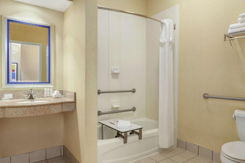 Homewood Suites by Hilton Oakland-Waterfront - Tap to explore photos