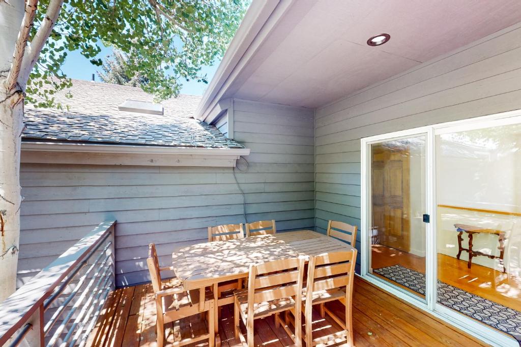 Pines Court photo 2