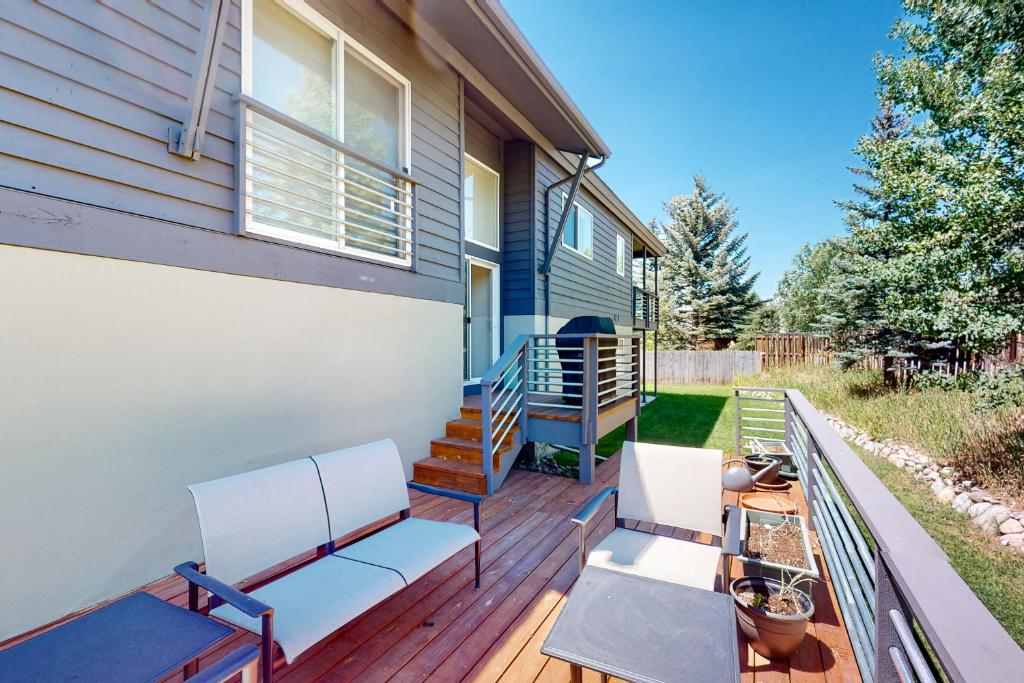 Pines Court photo 3
