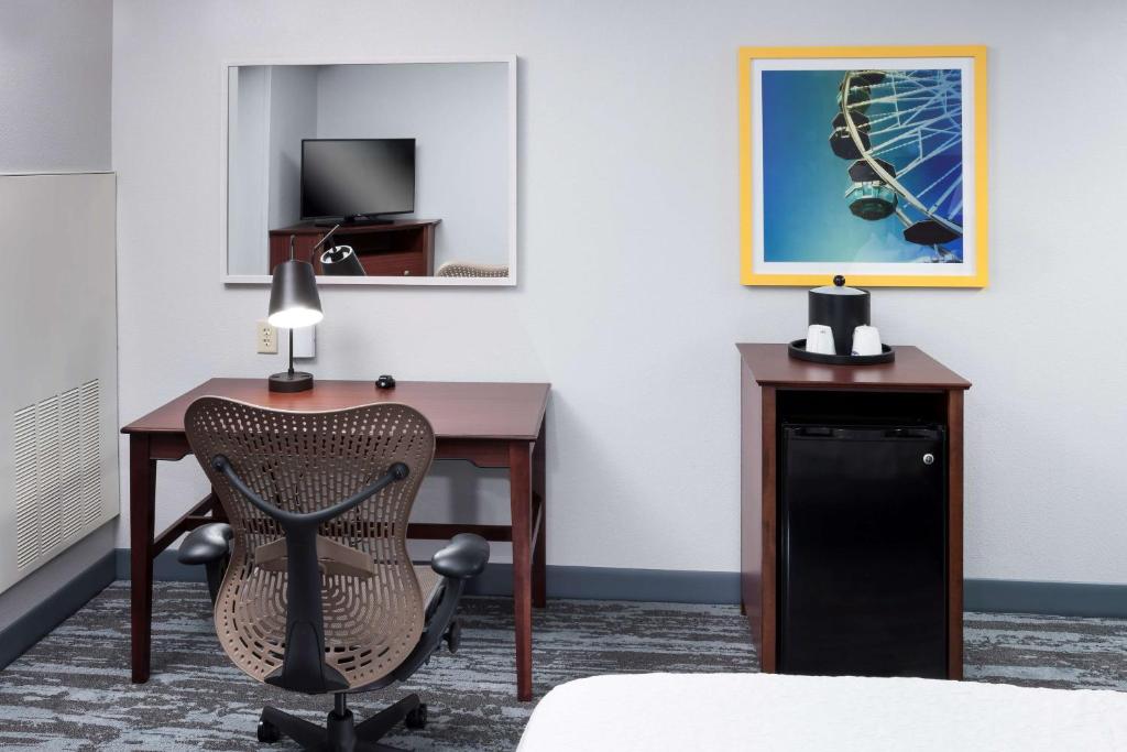 Hampton Inn & Suites by Hilton Oklahoma City-Bricktown Room Type - King Room - Non-Smoking