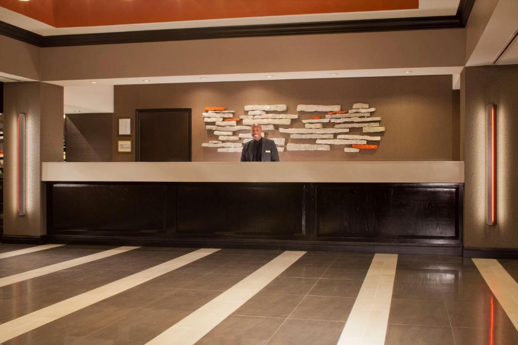 Embassy Suites by Hilton Austin Arboretum photo 4