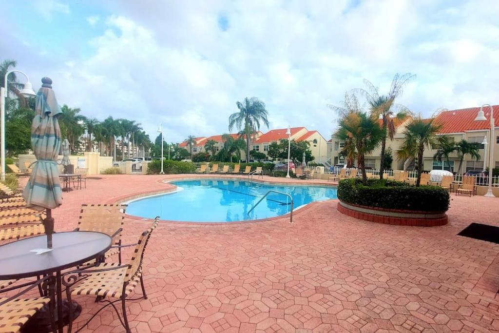 Paradise Sol 2Bd2Ba Condo on Golf Course Near Bch