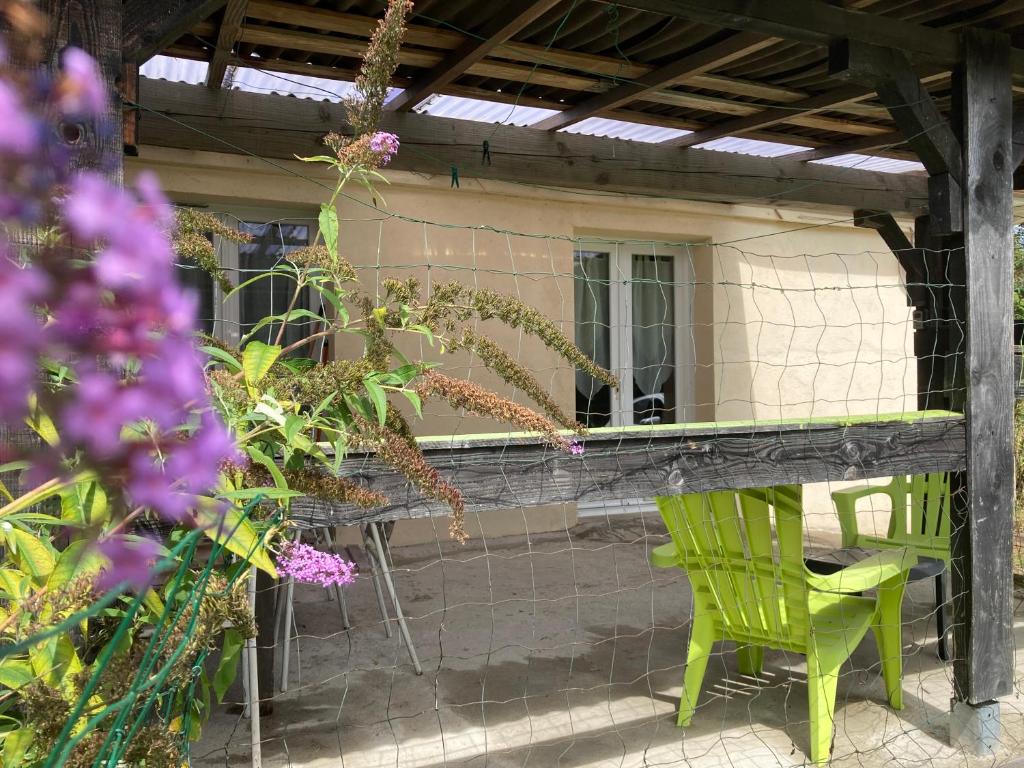 F1 noir/anis, avec terrasse couverte et jardin (E) photo 1