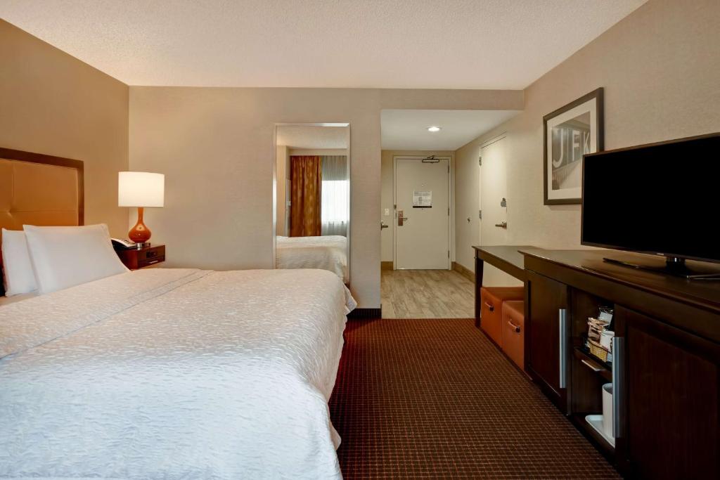 Hampton Inn JFK Airport Room Type - Premium King Room - Non-Smoking