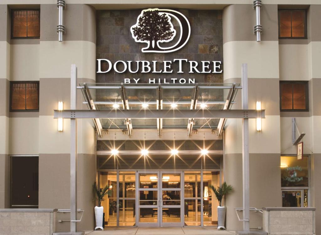 DoubleTree by Hilton Hotel & Suites Pittsburgh Downtown image