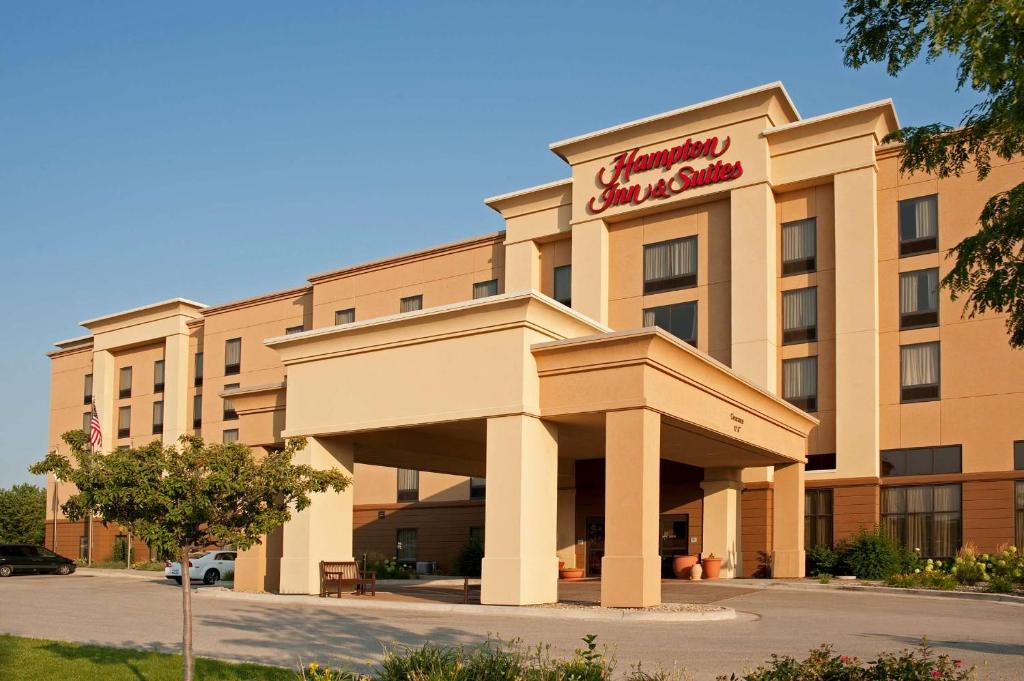 Hampton Inn & Suites Bloomington Normal photo 1