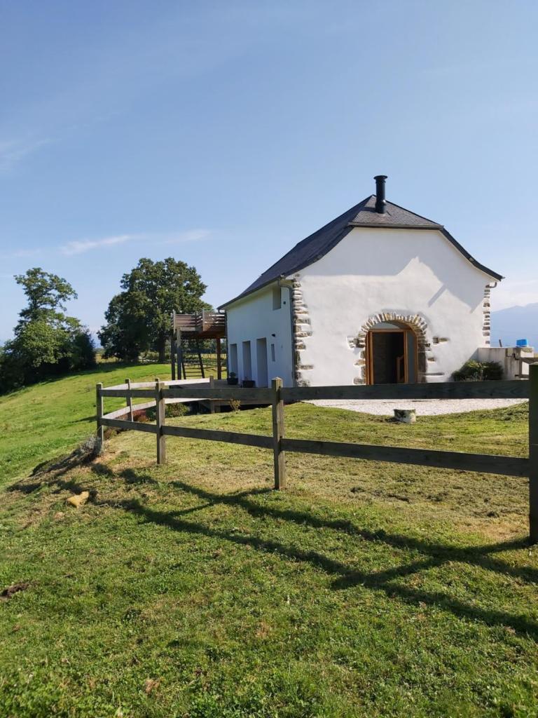 Maison entourée d animaux en pleine campagne