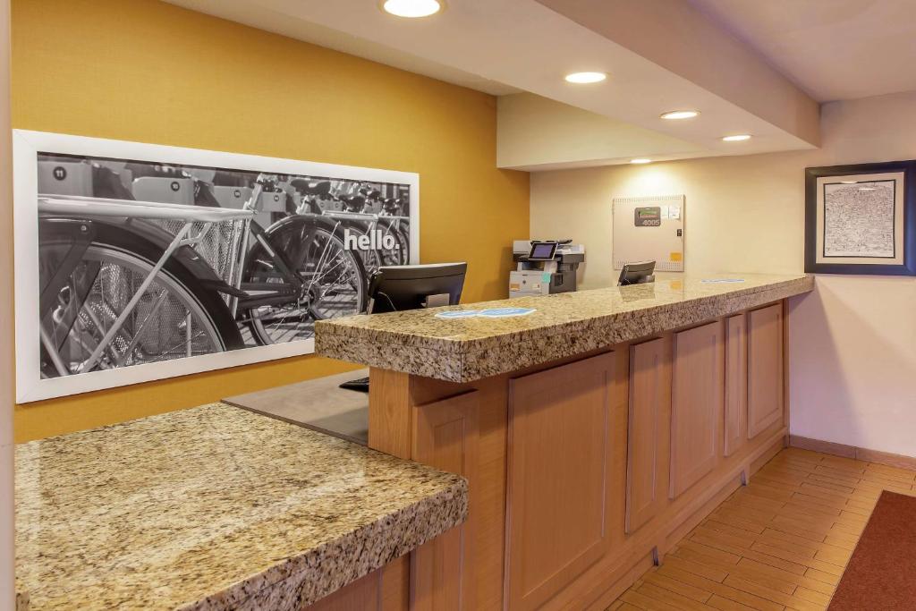 Hampton Inn Minneapolis-Burnsville photo 2