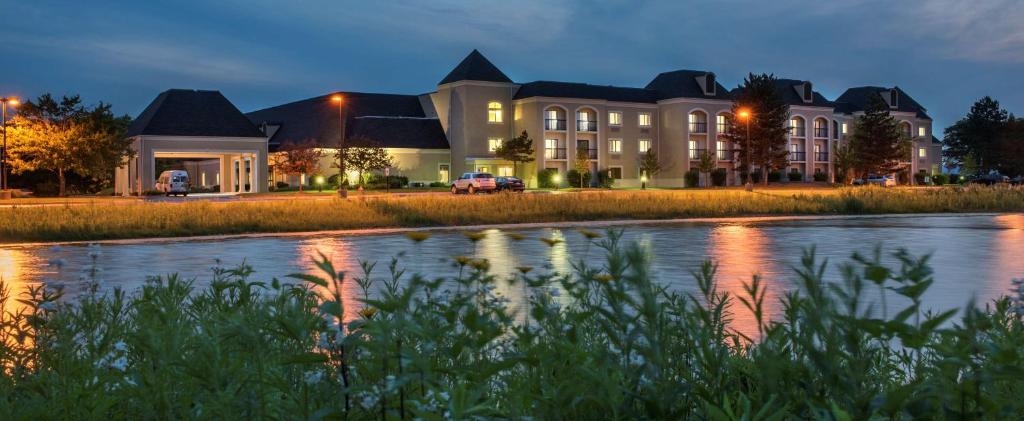 DoubleTree by Hilton Hotel Chicago Wood Dale - Elk Grove image