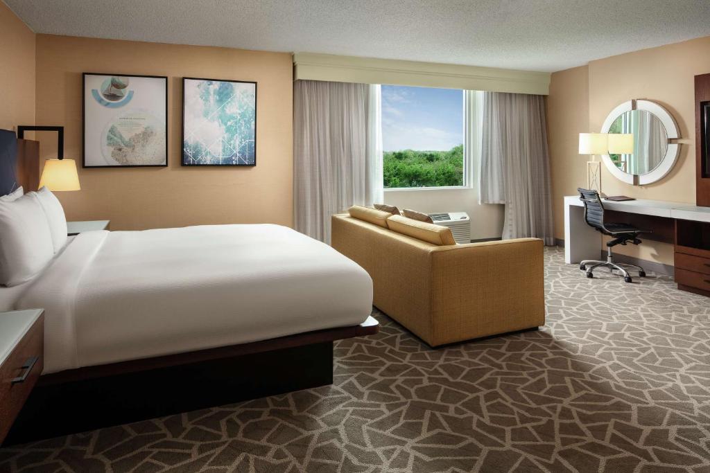 DoubleTree by Hilton Annapolis - Tap to explore photos