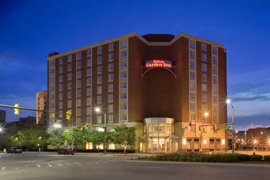 Hilton Garden Inn Detroit Downtown image