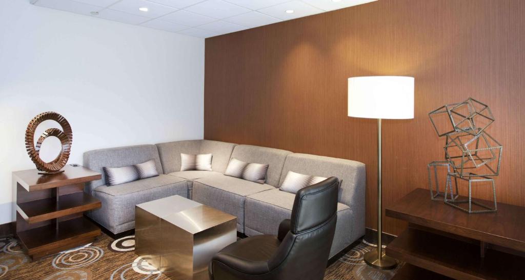 Embassy Suites by Hilton Detroit - Livonia/Novi photo 3