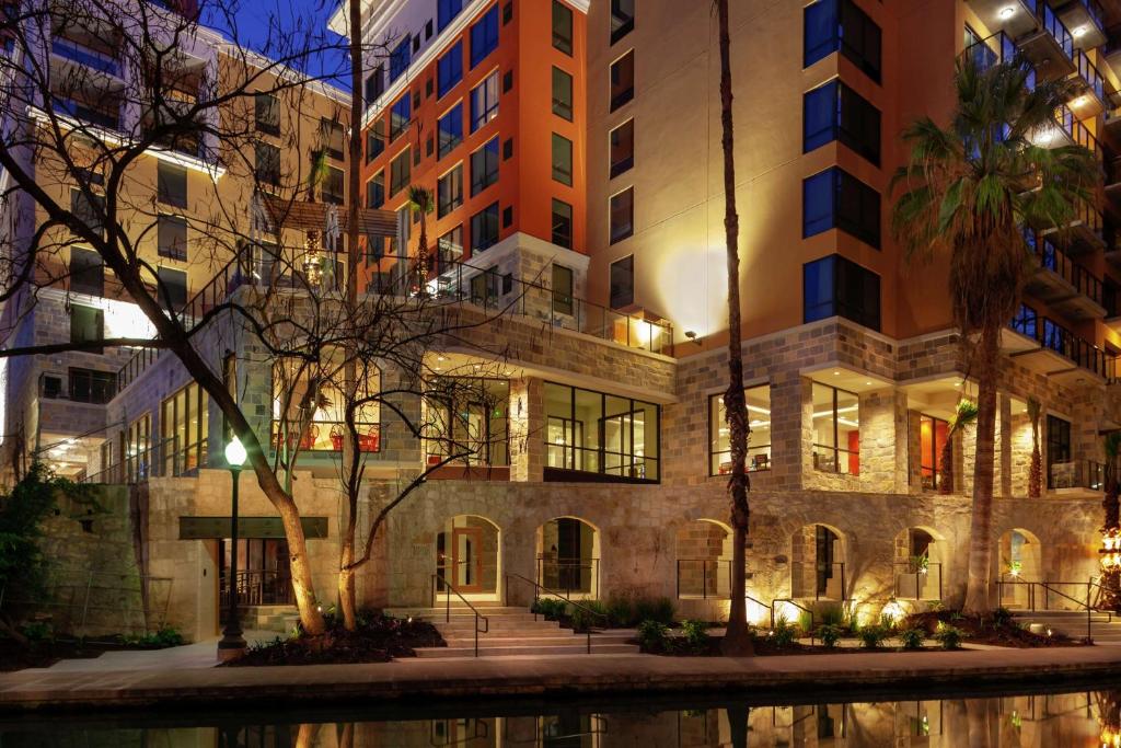 Hampton Inn & Suites San Antonio Riverwalk image