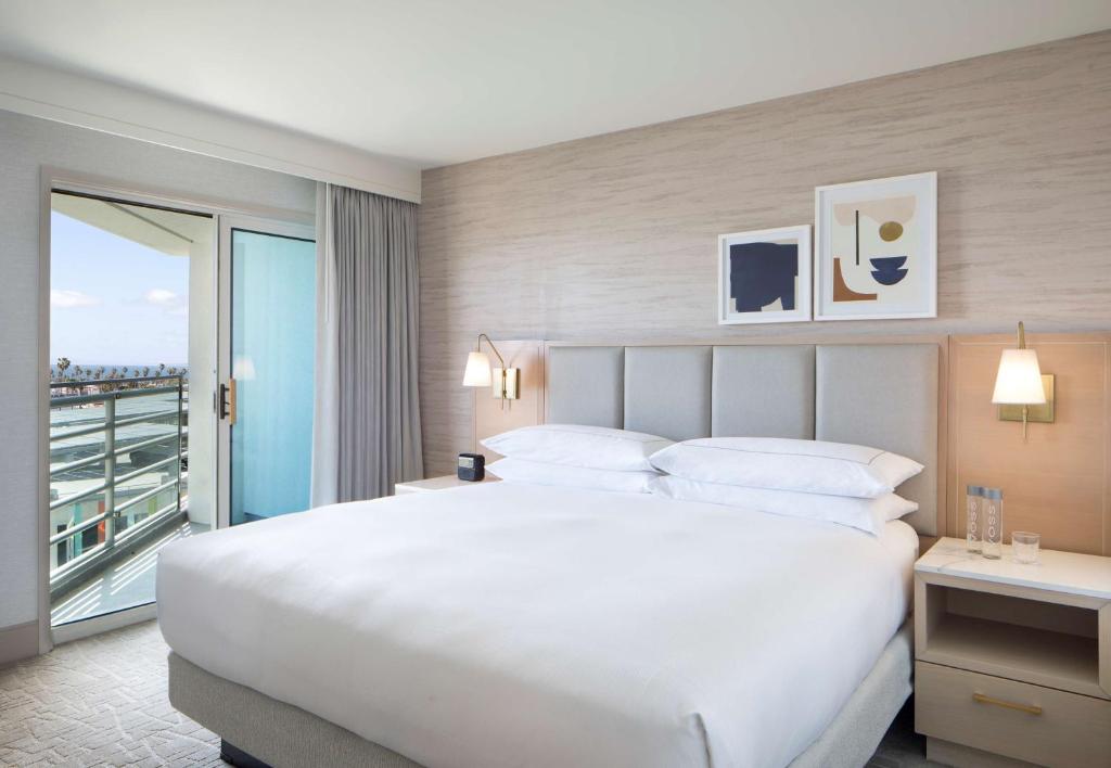 Hilton Santa Monica Hotel & Suites Room Type - King Suite with Balcony and City View