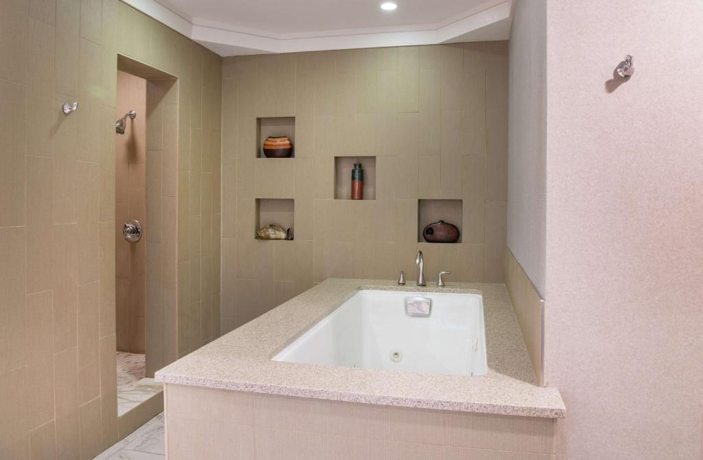 DoubleTree by Hilton Hotel Portland Room Type - Two-Bedroom King Suite with Balcony
