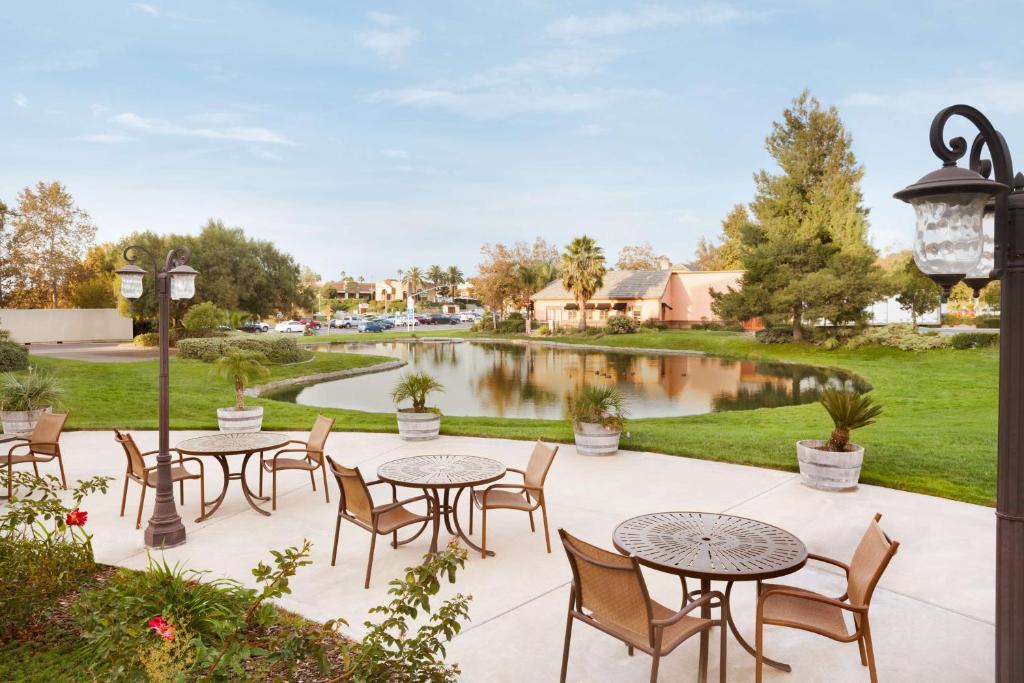 Embassy Suites by Hilton Temecula Valley Wine Country photo 3
