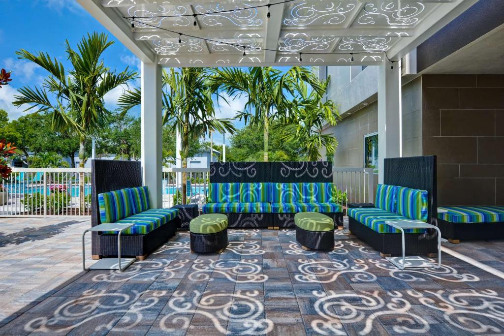 Home2 Suites By Hilton Naples I-75 Pine Ridge Road photo 2