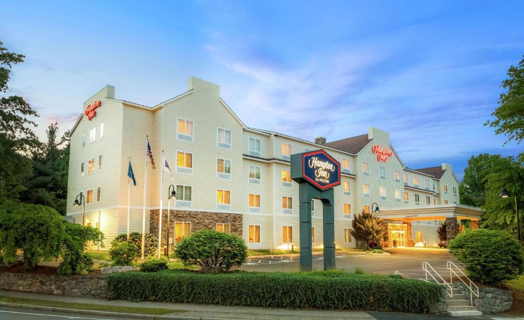 Hampton Inn Nashua image