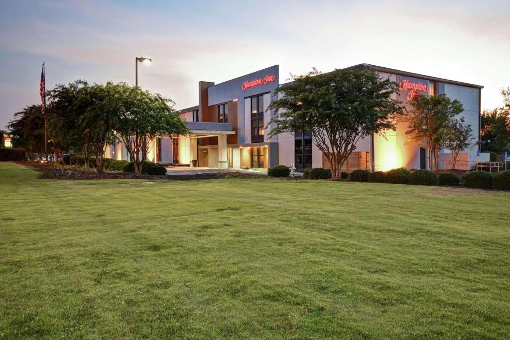 Hampton Inn Auburn image