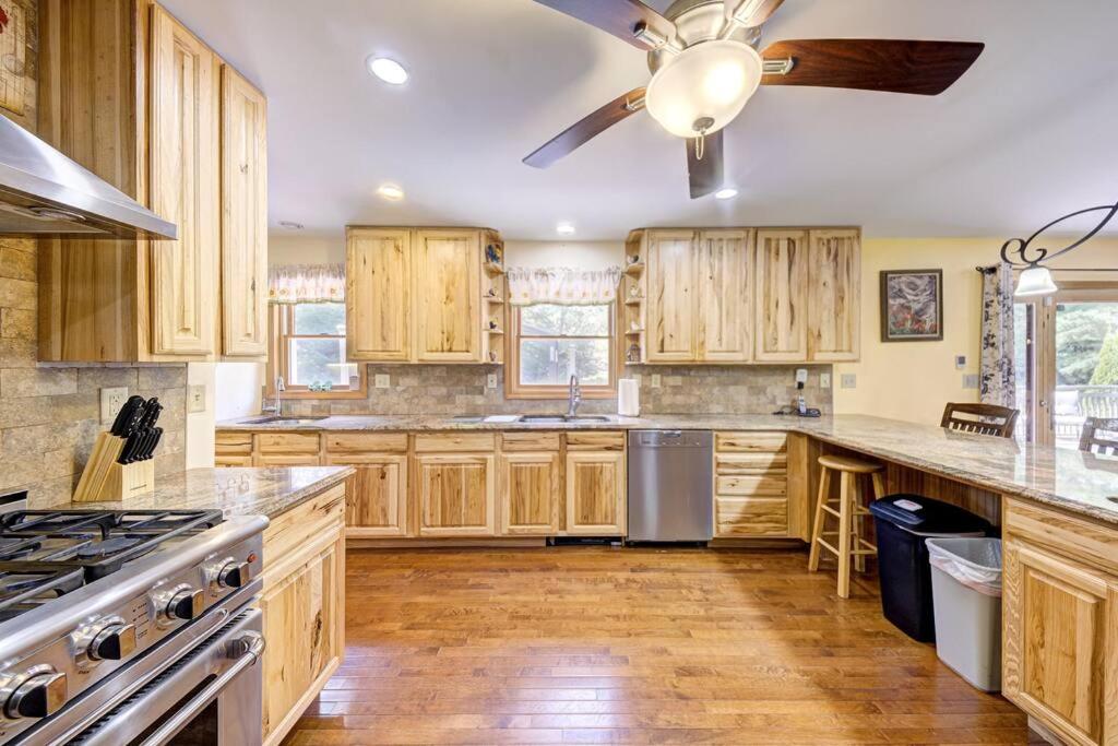 Southwoods Mountain Estate -private mansion, pool, hottub+ 15 acres photo 1