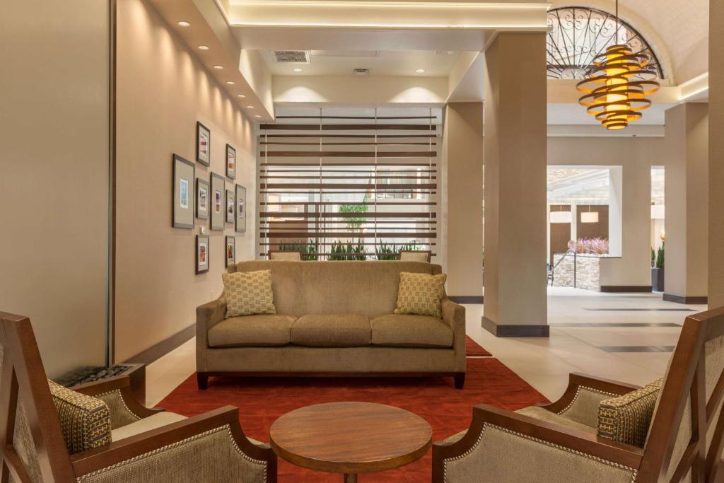 Embassy Suites Baton Rouge photo 4