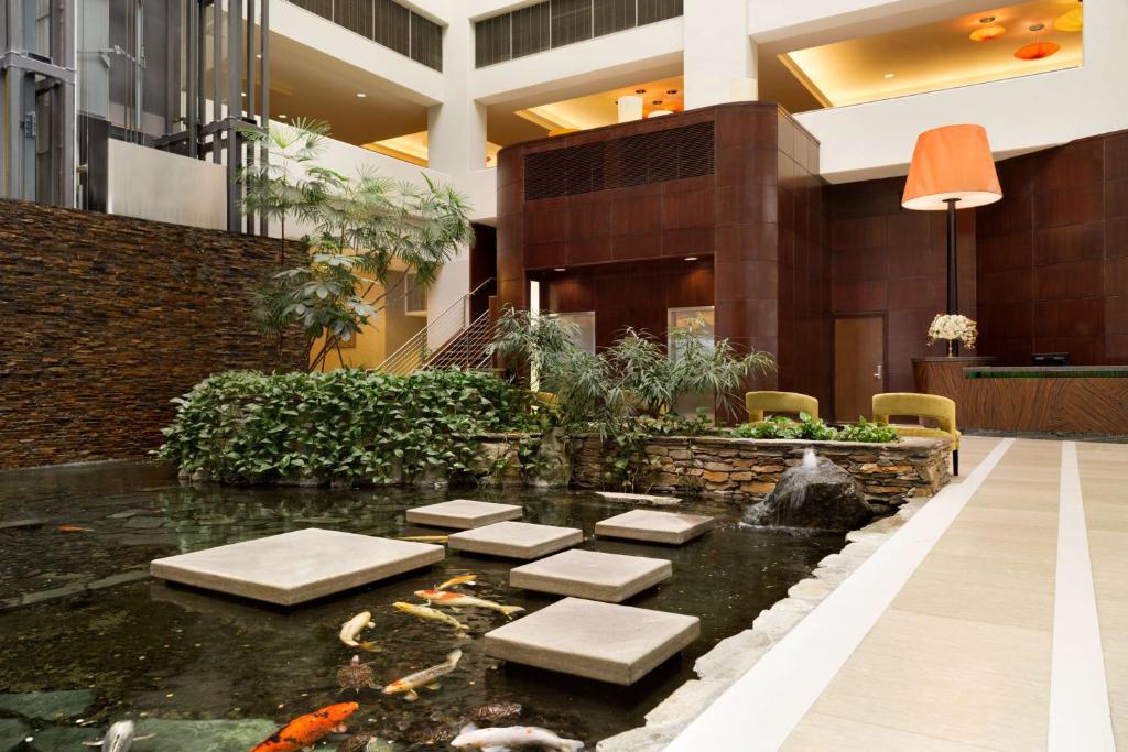 Embassy Suites Los Angeles Glendale photo 1