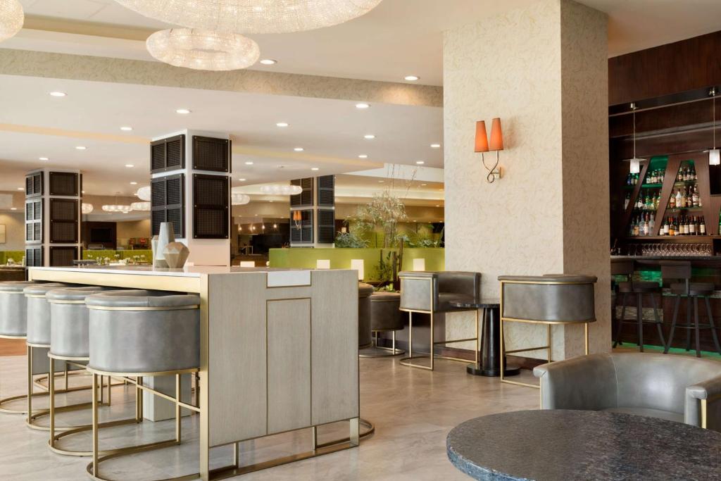 Embassy Suites Los Angeles Glendale photo 2