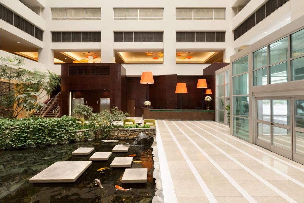 Embassy Suites Los Angeles Glendale photo 3