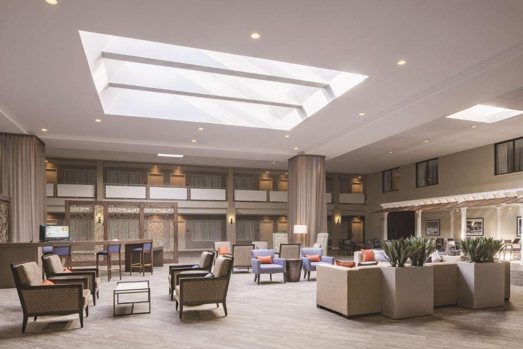 DoubleTree by Hilton Hotel Laurel image