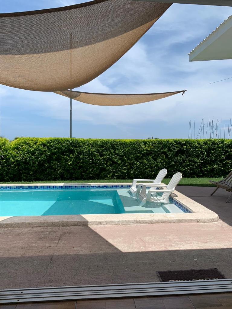 Tropical Vibes Beach House photo 3