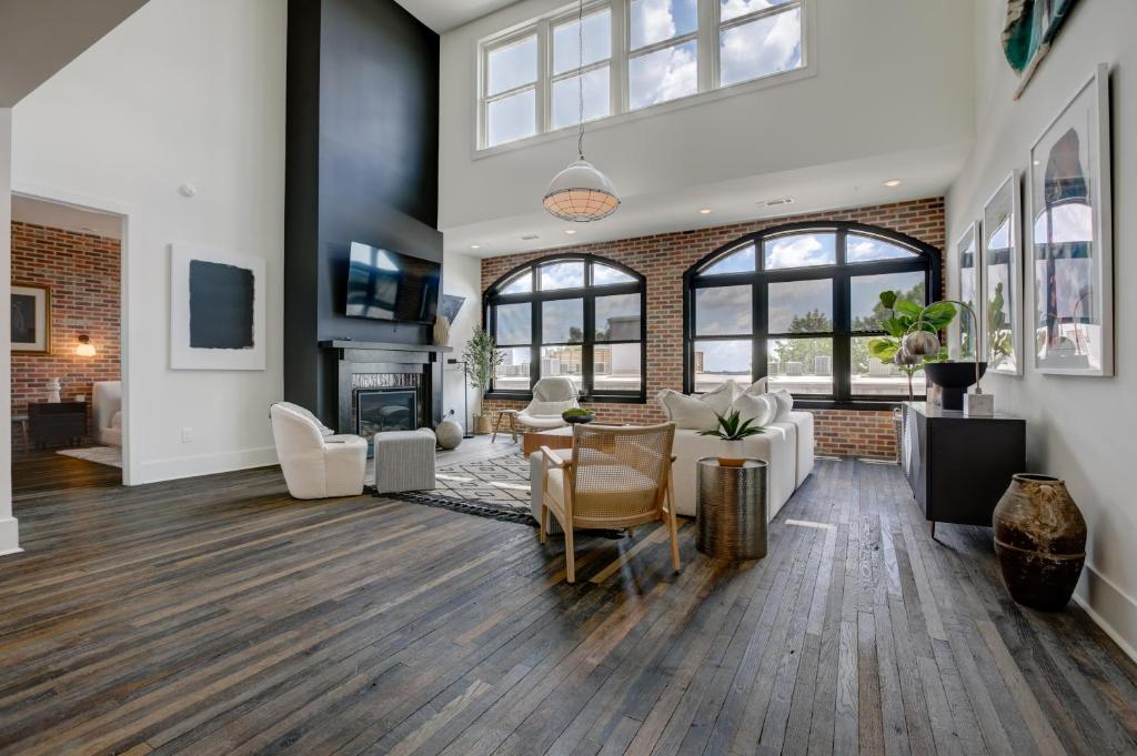 Penthouse w Rooftop, Sleeps 10 Secure Parking image