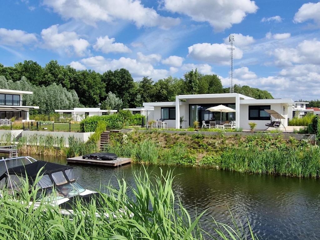 Water villa for 6p with private jetty in beautiful surroundings near Harderwijk