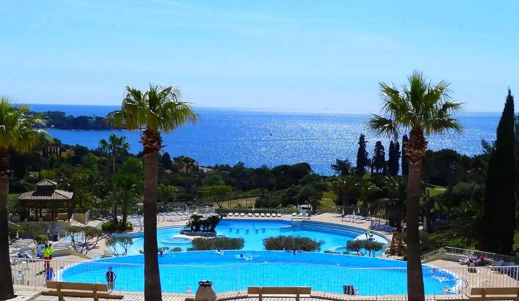 Cadre d'exception, Vue mer panoramique à Saint-Raphaël Agay Côte d'Azur, Village Vacances Cap Estérel, Appartement T2 avec jardin, golf, climatisation, Wifi, 5 piscines photo 3