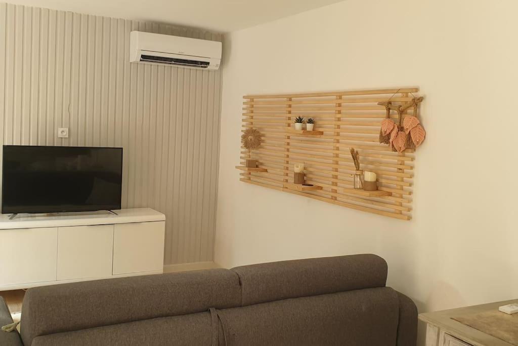 Petite villa en bois avec piscine photo 1