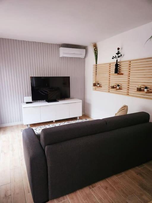 Petite villa en bois avec piscine photo 2